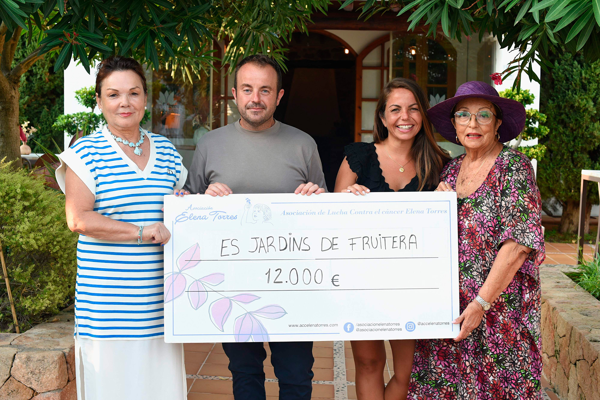 Elena Torres- Entrega cheque Es Jardins de Fruitera